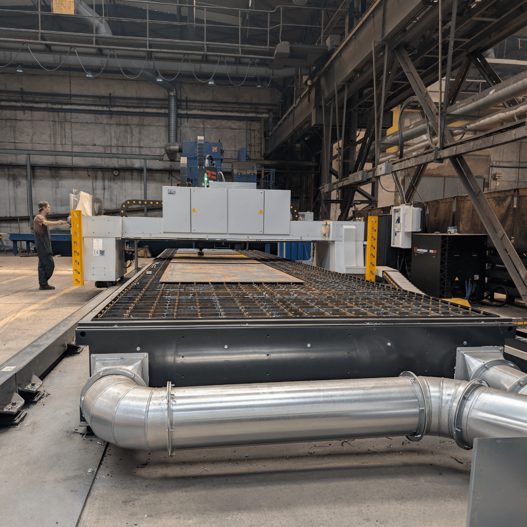 Stół roboczy maszyny CNC FICEP w hali produkcyjnej Montana